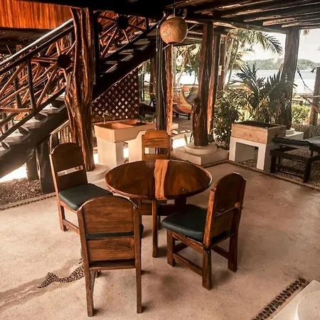 Treehouse Inn On The Beach